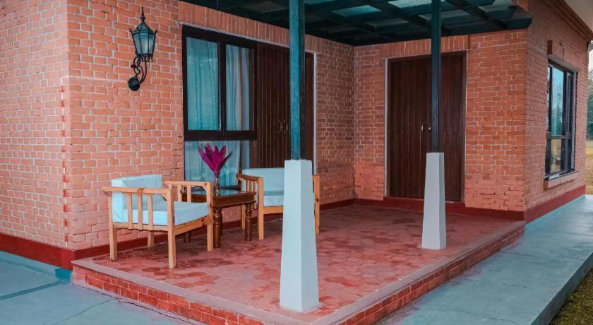 Miraaya Wellness And Golf Resort Chitwan Buitenkant foto