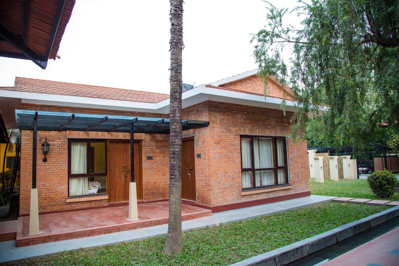 Miraaya Wellness And Golf Resort Chitwan Buitenkant foto