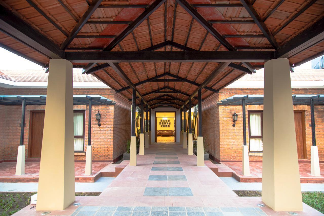 Miraaya Wellness And Golf Resort Chitwan Buitenkant foto