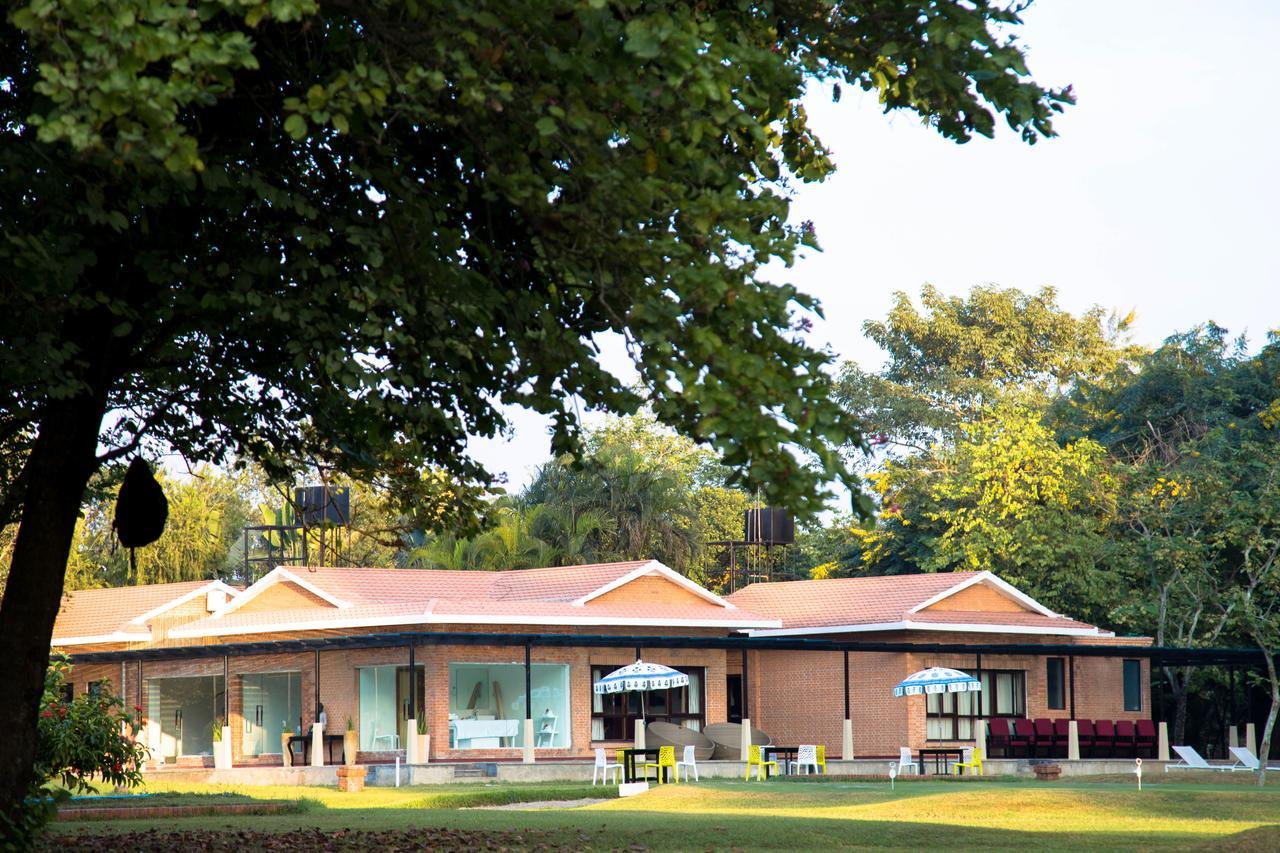 Miraaya Wellness And Golf Resort Chitwan Buitenkant foto