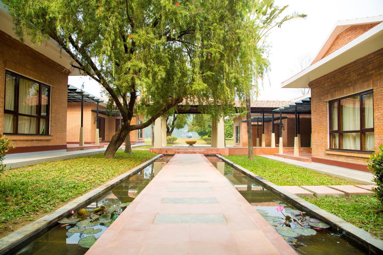 Miraaya Wellness And Golf Resort Chitwan Buitenkant foto