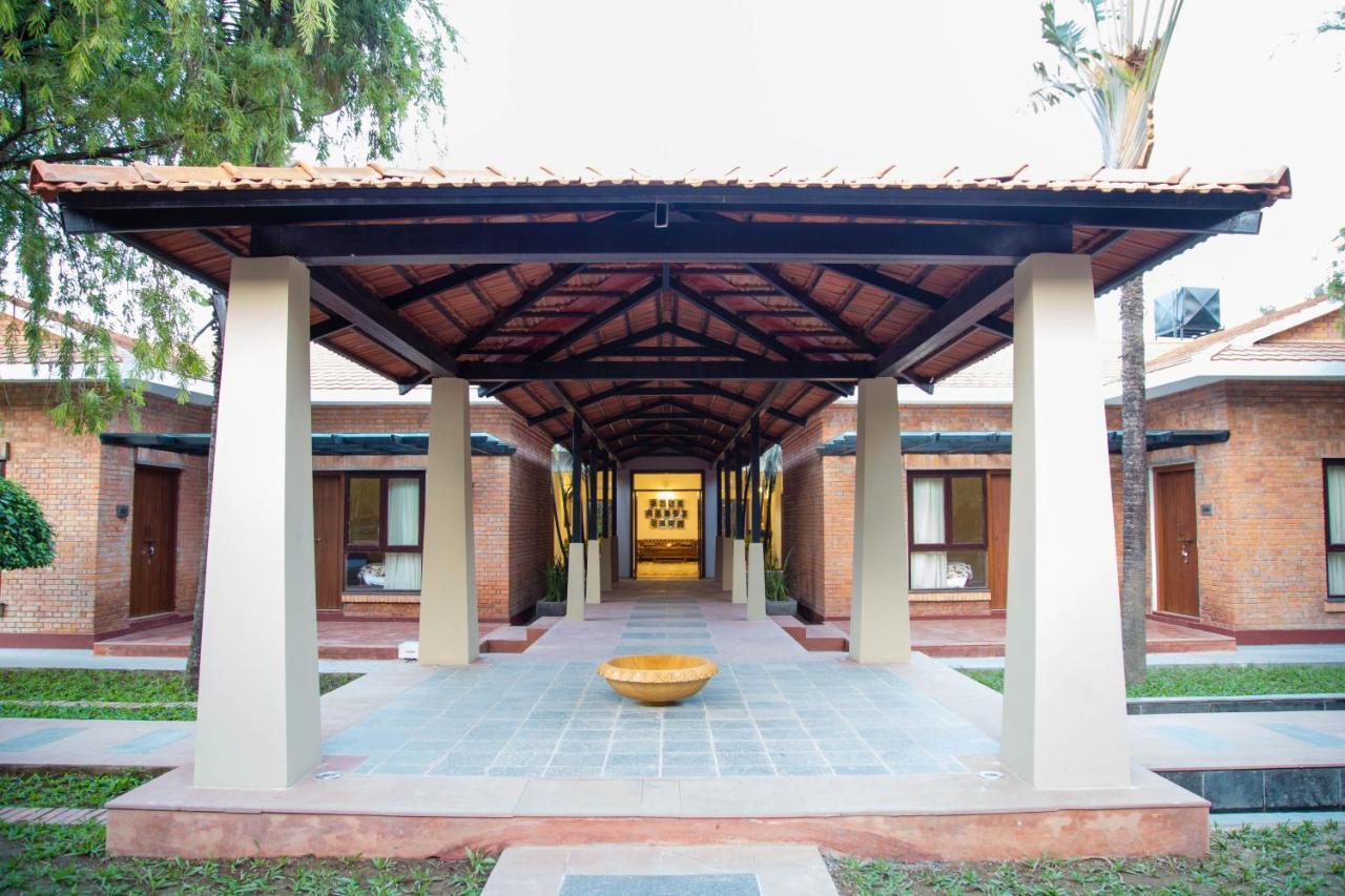 Miraaya Wellness And Golf Resort Chitwan Buitenkant foto
