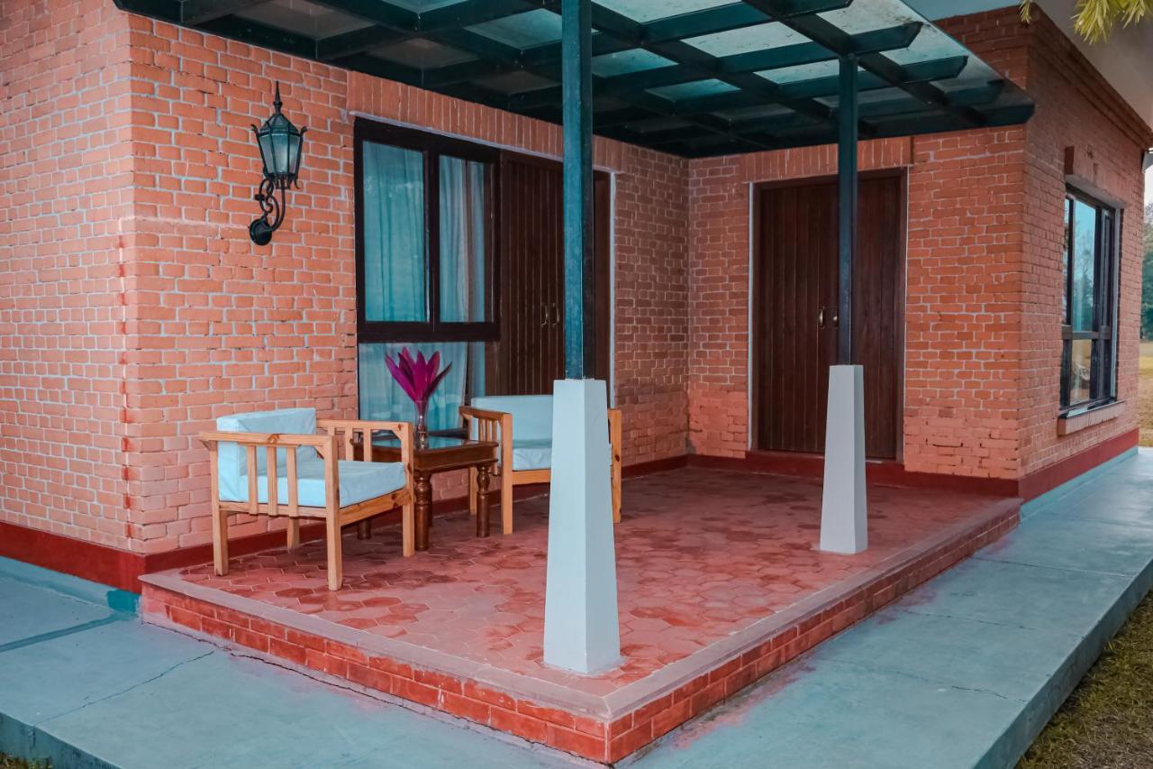 Miraaya Wellness And Golf Resort Chitwan Buitenkant foto